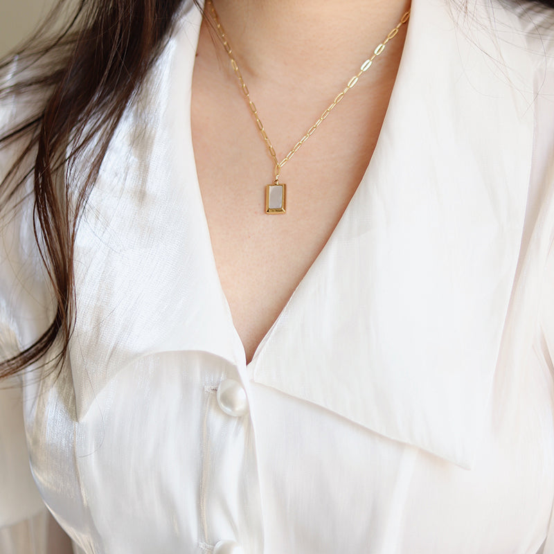 WHITE SHELL 18K GOLD NECKLACE