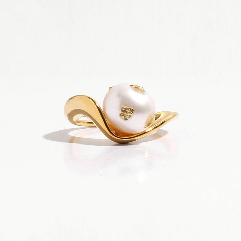 Curve Pearl Ring