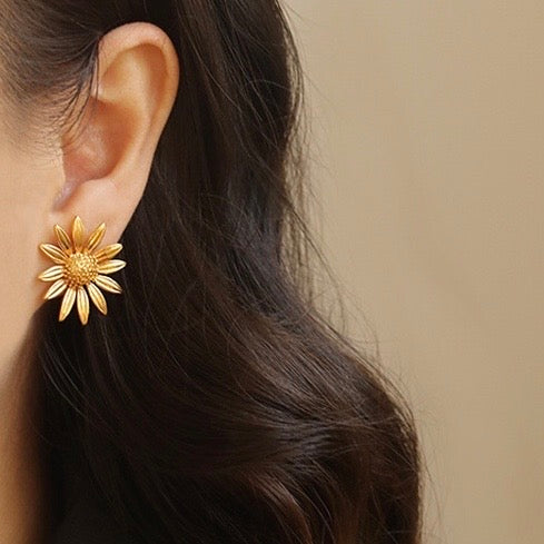 Daisy Gold Stud Earring